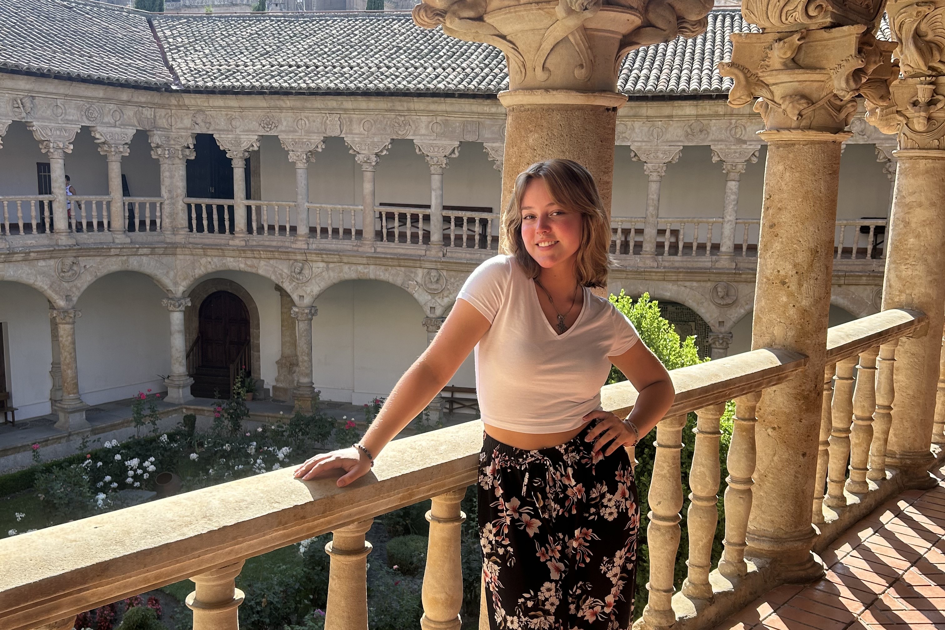 Young woman posing in front of a Spanish banister