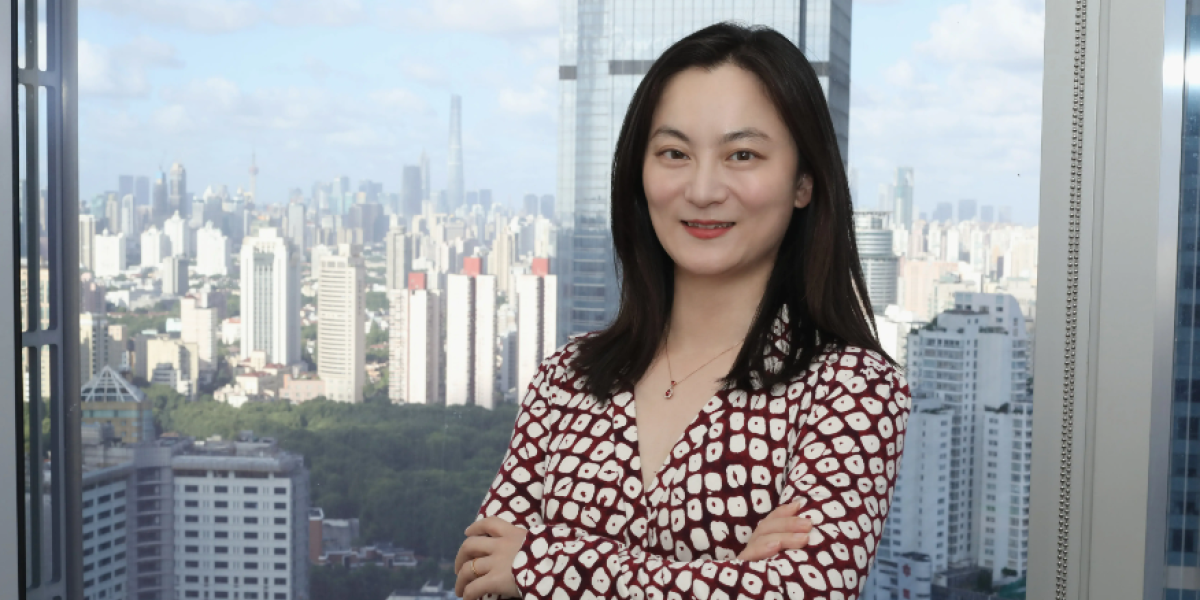 Photo a woman in front of Chinese skyline