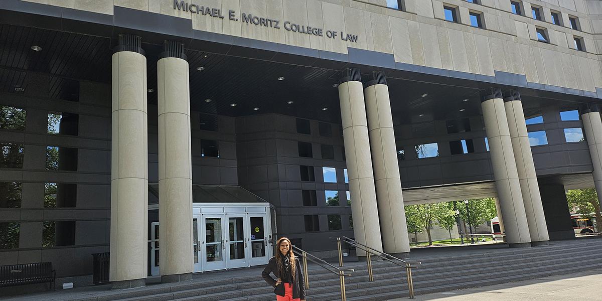 Suélen Pereira standing in front of the Moritz College of Law.