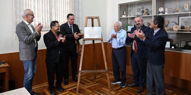 A group clapping after unveiling the commemorative plaque from ESALQ.