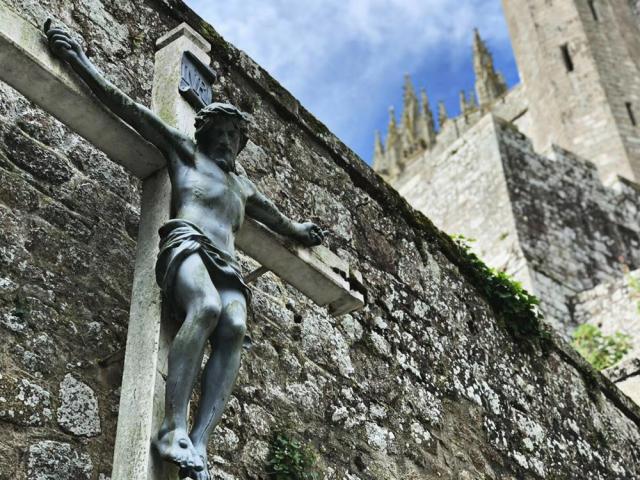 Jesus Christ statue on brick wall