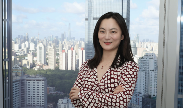 Photo a woman in front of Chinese skyline